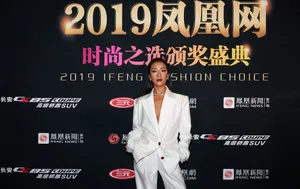 吉克隽逸白色西装性感图片_2