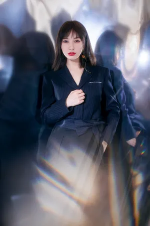 吴昕黑西装干练优雅写真图片