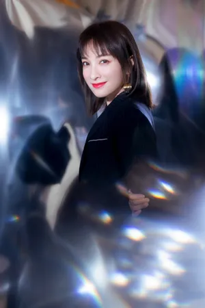 吴昕黑西装干练优雅写真图片_2