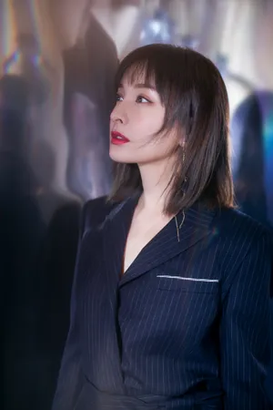 吴昕黑西装干练优雅写真图片_6