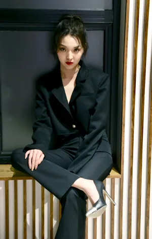 强东玥纯黑甜酷写真图片_2