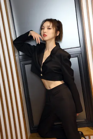 强东玥纯黑甜酷写真图片_3
