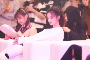 林允高马尾轻甜俏皮写真图片_5
