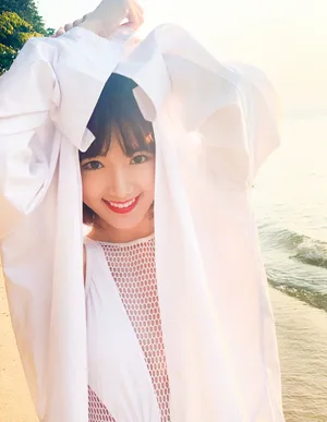 毛晓彤甜美浪漫海边写真图片