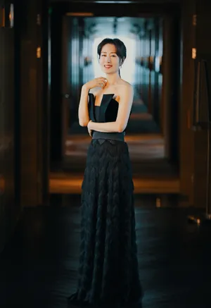 刘敏涛抹胸裙优雅性感写真图片_5