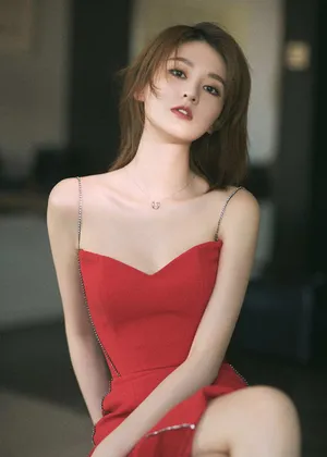 乔欣吊带红裙性感写真图片_3