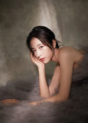周雨彤薄纱裙唯美灵动写真图片