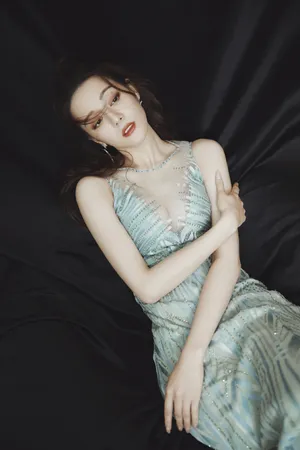 迪丽热巴妙曼身姿性感写真图片