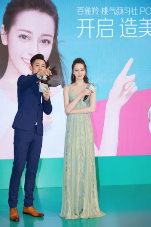 迪丽热巴妙曼身姿性感写真图片_3