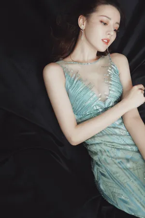 迪丽热巴妙曼身姿性感写真图片_9