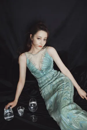 迪丽热巴妙曼身姿性感写真图片_11