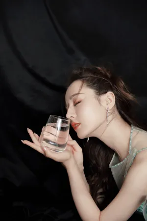 迪丽热巴妙曼身姿性感写真图片_15