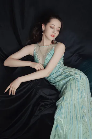 迪丽热巴妙曼身姿性感写真图片_16