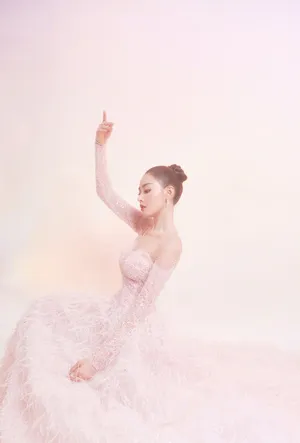 张天爱羽毛裙唯美写真图片_2