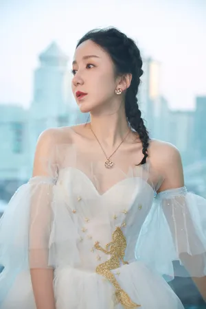 娄艺潇美人鱼纱裙性感图片_6
