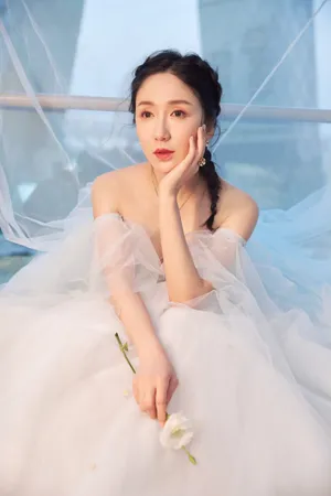 娄艺潇美人鱼纱裙性感图片_9