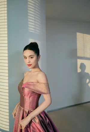 韩丹桐霞光渐变裙气质写真图片_2
