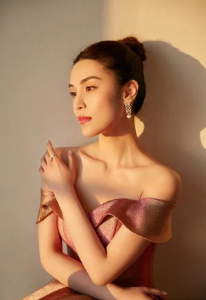 韩丹桐霞光渐变裙气质写真图片_5