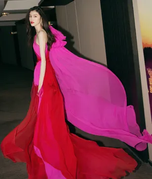 何穗红裙明艳性感写真图片