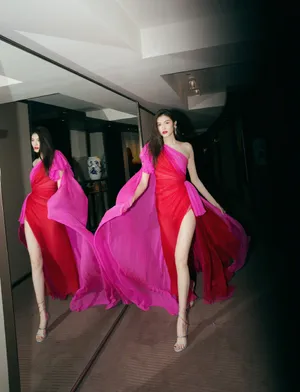 何穗红裙明艳性感写真图片_3