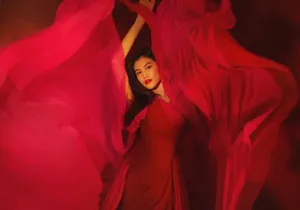 何穗红裙明艳性感写真图片_6