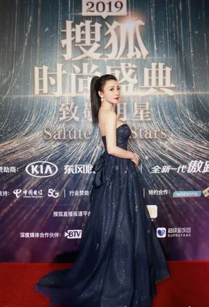 柳岩黑色裹胸礼服性感图片_2