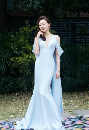 黄梦莹蓝色礼服性感写真图片_4
