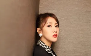 弦子热辣红唇性感写真图片