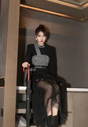 弦子热辣红唇性感写真图片_8