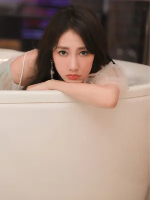 弦子粉色蕾丝礼服性感写真_8