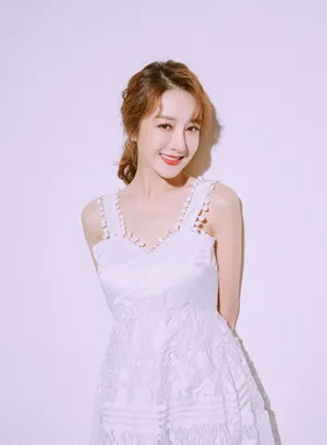 李依晓白色连衣裙性感写真图片_2