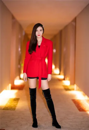 周韦彤甜酷美艳写真图片
