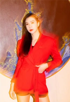 周韦彤甜酷美艳写真图片_5