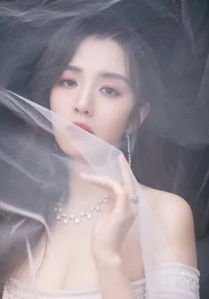 王晓晨优雅白裙写真图片