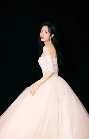 王晓晨优雅白裙写真图片_3