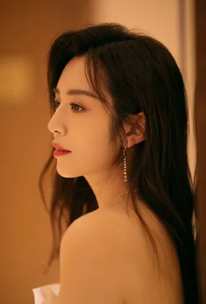 王晓晨优雅白裙写真图片_7
