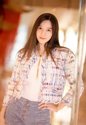 周韦彤清新俏皮写真图片