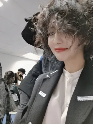 佟丽娅俏皮演出后台照图片_1