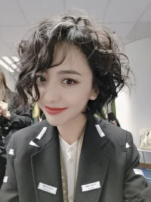 佟丽娅俏皮演出后台照图片_3