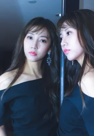 弦子黑色斜肩礼服性感写真_4