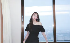 弦子黑色斜肩礼服性感写真_5