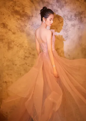 陈钰琪粉色纱裙唯美写真图片_8