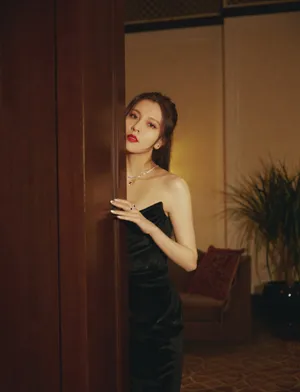 宋妍霏抹胸开叉裙性感写真图片_2