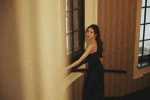 宋妍霏抹胸开叉裙性感写真图片_11