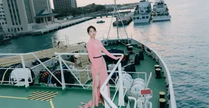 蓝盈莹粉色长裙优雅写真图片