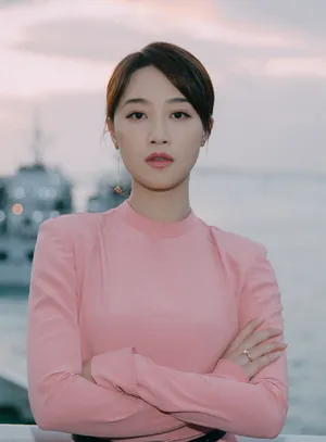 蓝盈莹粉色长裙优雅写真图片_3