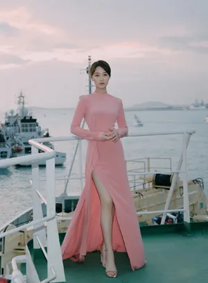 蓝盈莹粉色长裙优雅写真图片_7