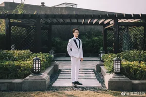 曾舜晞纯白西装优雅写真图片
