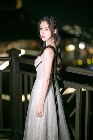 曹曦月白裙优雅性感写真图片