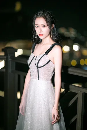 曹曦月白裙优雅性感写真图片